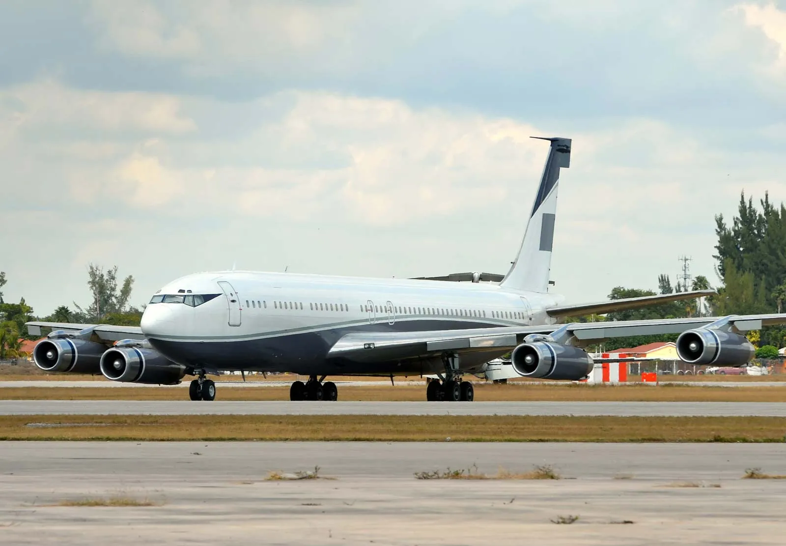 Boeing 707 side profile showing its swept-wing design.